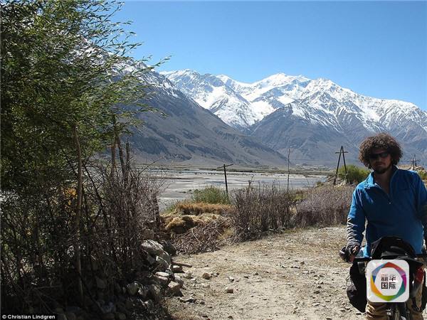 林德格伦在塔吉克斯坦境内骑行。