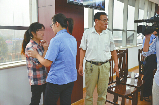 8月31日，平阴县法院公审抢劫杀人案。庭审后，受害的姐(左一)情绪失控。 记者陈彦杰 摄