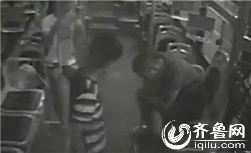 男子不敌两女孩,承认错误