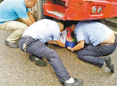 因为有了热心的民警、热心的市民,千钧一发之际,被卷入车底的女子最终被众人成功营救。