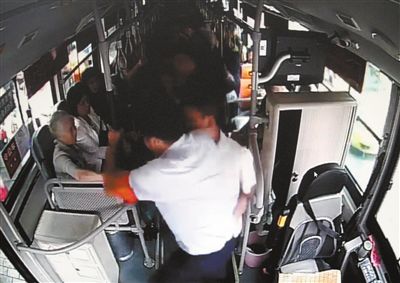扒手又想从前门溜掉，被公交车司机唐师傅用身体堵住。