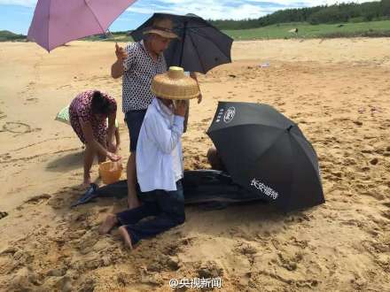 村民为其遮阳