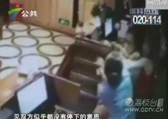监控拍摄到现当时发生的一切（视频截图）