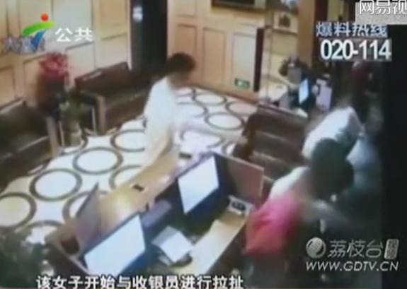 监控拍摄到现当时发生的一切（视频截图）