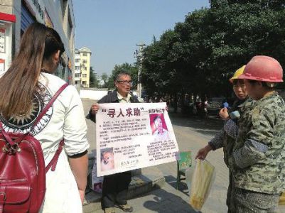 13日一早,宝鸡市民朋友圈被一条名为“老人‘碰瓷’公交在宝鸡上演!”的信息刷屏,这条信息里还配有视频,从视频看老人确有“碰瓷”嫌疑。但处警民警表示老人疑似患有老年痴呆症,不存在网友所说的“碰瓷”行为。