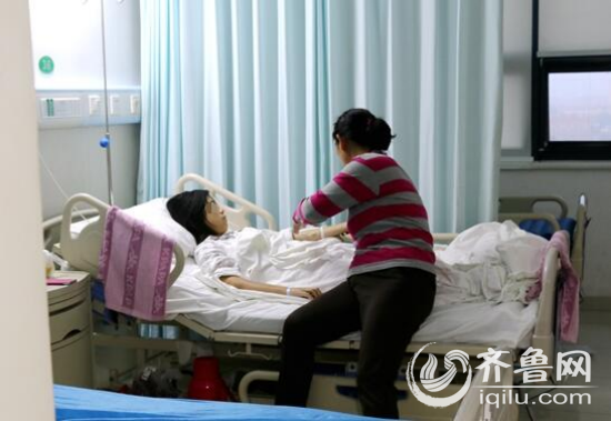 母亲一边照顾女儿生活,一边安抚开导小周。白少光