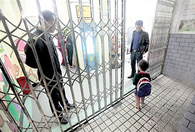 大黑狗被击毙后,小朋友进入幼儿园大门,恢复上课。