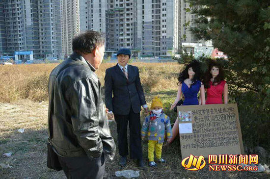 婆婆在工地外卖充气娃娃筹钱给孙儿治病(受访者供图)