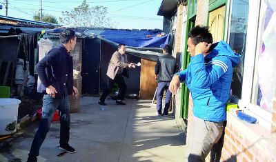 救人遇阻,一名家属捡起一把锅铲要求传销头目放人摄/记者董振杰