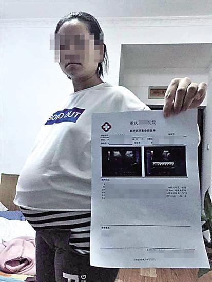 昨日,大渡口区,李小姐在展示产检报告。记者 龙在全 摄 昨日,大渡口区,李小姐在展示产检报告。记者 龙在全 摄