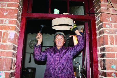 担心再次走失,父母将地名和手机号码刺在其手臂上