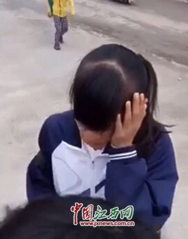 传江西一女生半分钟被扇15耳光穿中学校服图
