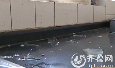 从小卢住的家中可以看到满地的玻璃碎片和打砸的痕迹。(视频截图)