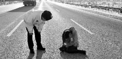 女子与丈夫吵架坐在高速公路上