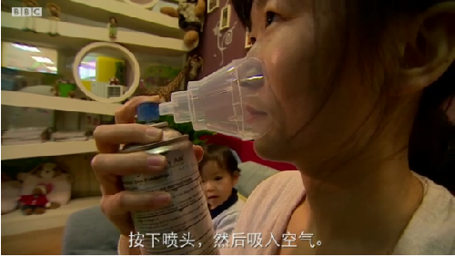 北京的全职妈妈李天琴就为自己和孩子买了一罐。(图片来源:英国广播公司网纪录片截图)
