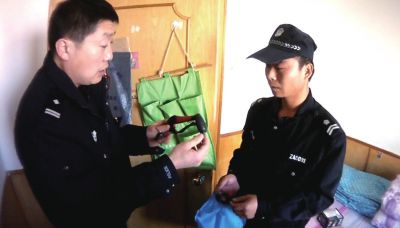 民警在嫌疑人暂住地内起获作案工具。