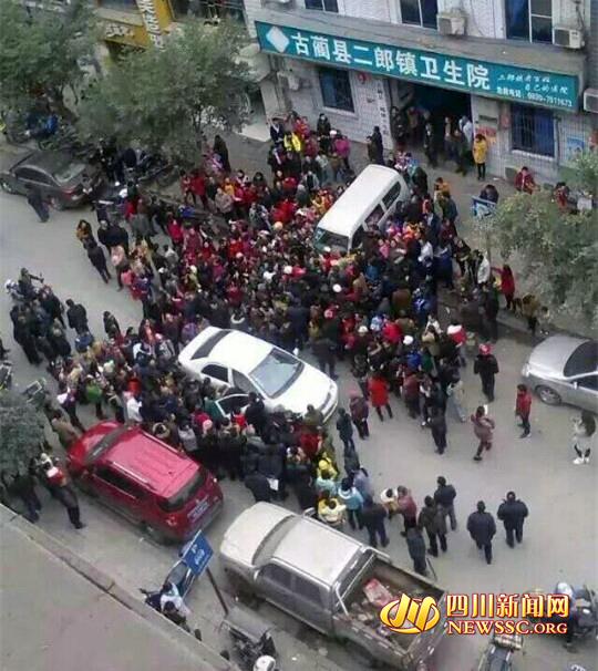 群众在医院外围观