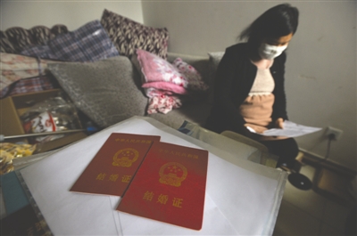 郫县红光镇,刘女士怀孕八个月,在办理准生证时发现系统里丈夫的姓名不是自己的现任
