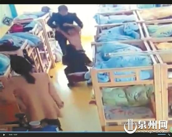 男童不午睡被扒光衣服放走廊 3名涉事老师辞职