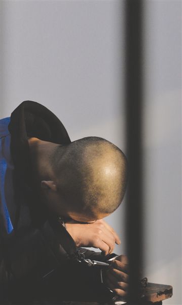 涉嫌强奸司机落泪:女乘客救了我