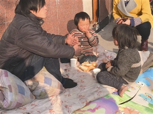 姐弟俩光着脚丫露宿在街头