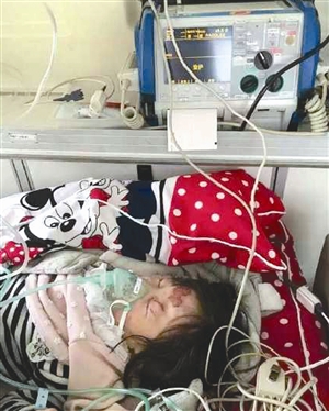 三岁女孩昏迷被送往医院抢救