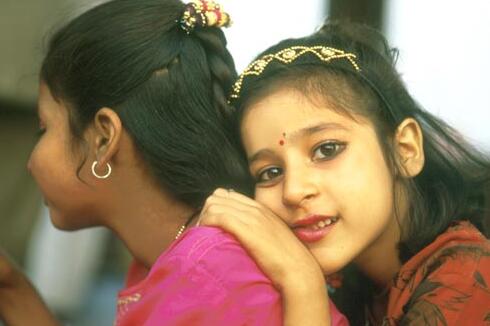印度一女孩耳朵成蚁穴 每天有十多只蚂蚁爬出