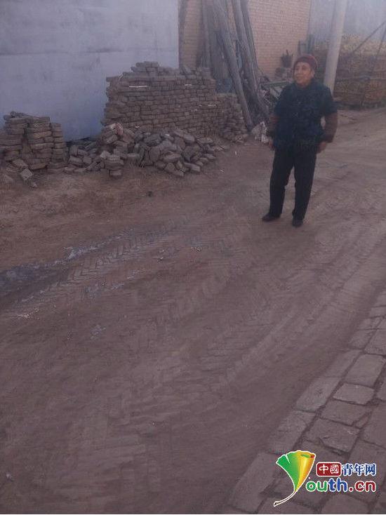 史四儿老人站在家门口。中国青年网记者吕玮摄