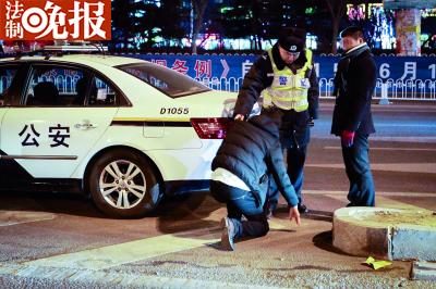 酒驾男子被带上警车后，他又在交警面前单膝跪下，继续阻拦