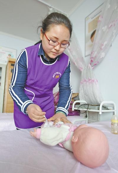 徐娴婧毕业于中央广播电视大学汉语言文学专业，毕业后做过酒店管理、饰品行业，今年她决定转行做月嫂。