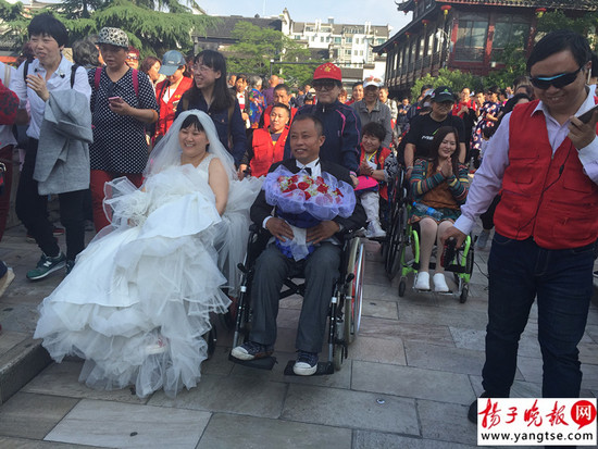 穿上婚纱高高兴兴游夫子庙