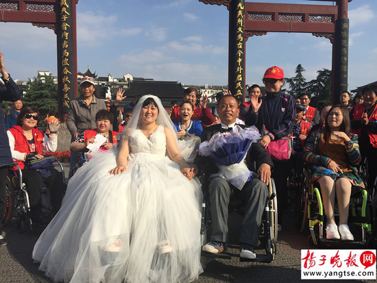 和伤友一起拍的婚纱照