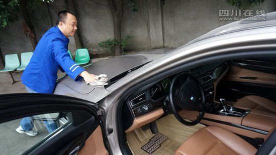 成都兰师傅是 341 路公交车的老司机。他早年做运输生意起家,事业有成,个人拥有 3 套豪宅和一辆价值不菲的宝马顶级豪车。结束外地生意回到成都以后,据说,他仅凭每月收租,就能让一家老小过上富有的生活。家境好,却不想好吃懒做,所以跑起了公交车!并且,一干就是八年。