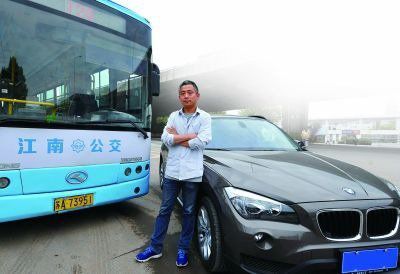王叔在南京开 120 路公交车已经十二年了,他的家人在市区开连锁店,家中经济很好,这台宝马 SUV 也是家里补贴他,便于上下班。本可以放弃这份辛苦收入低的工作,全心打理家族生意,但他选择了脚踏实地做公交司机。