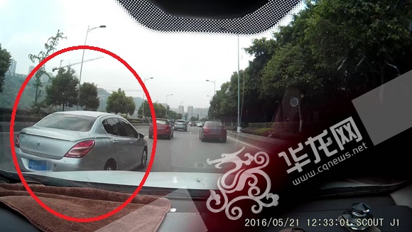 图为灰色标致车第一次从逆向行车道变道。 图为行车记录仪截图。 江北警方供图