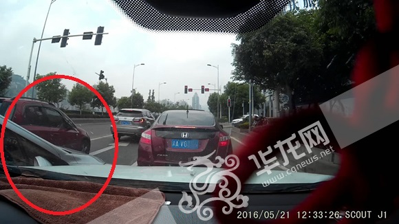 图为行车记录仪记录两车相撞。 江北警方供图 华龙网发