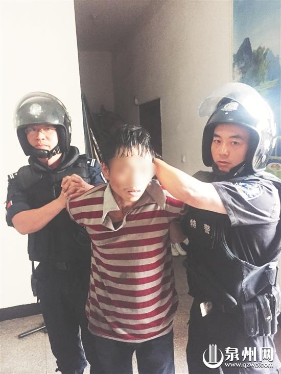 男子追路人持钢管打人 袭击特警向人群砸砖头被制伏