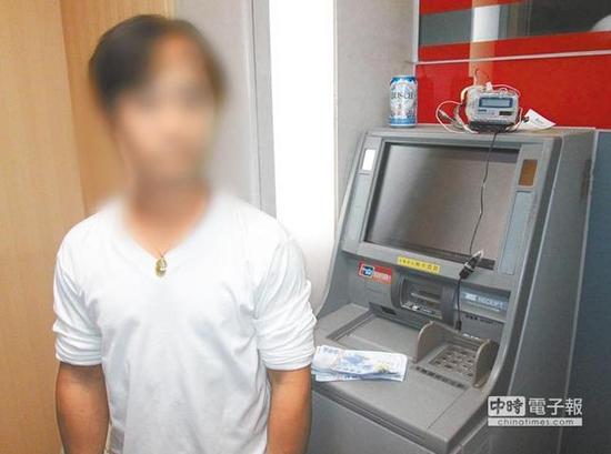 38岁的台湾男子陈文宾疑因缺钱花，竟异想天开拿“冥界银行”道具钞票1000余张存进自己账户。(图片来源：台湾《中国时报》)