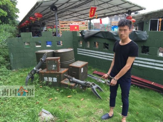 廖某在农庄草地上,现场指认拍摄用于装饰用的空汽油桶和空弹药箱。警方供图