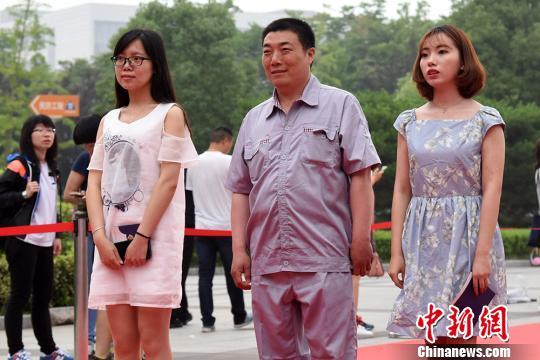 毕业生挽宿管大妈走秀