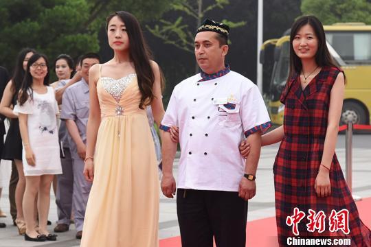 毕业生挽宿管大妈走秀