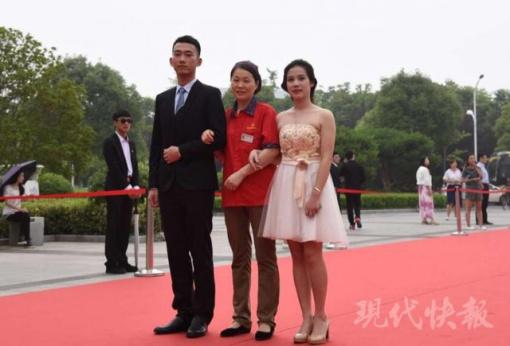 毕业生挽宿管大妈走秀