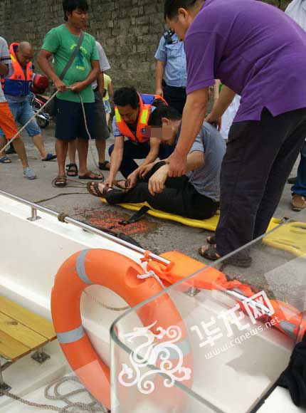 男子被救上岸。重庆市地方水上应急救援中心供图