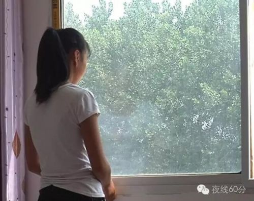 刘女士找到静静的同学们打听。这才得知,原来,在6月14号上午的历史课上,静静回头和后座同学讲话,结果被授课老师李老师发现,打了她一巴掌,后来李老师把静静叫去办公室训话,喊静静站到他身边,抱住了她的大腿,她当时狠狠踢了李老师一脚,才得以挣脱,逃离了办公室。回到教室,受到惊吓的静静就哭泣起来。
