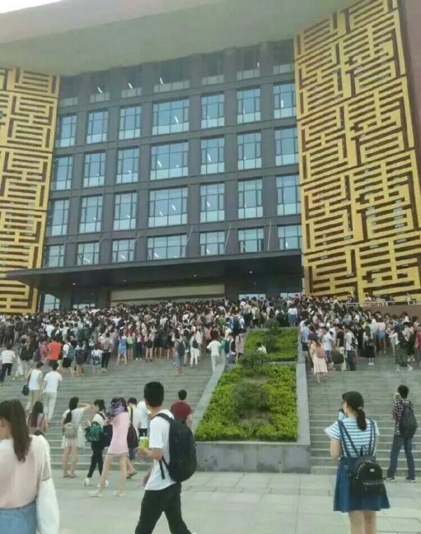 郑州某高校学生为避暑在图书馆前排起了长队。 本文图片均为微博@映象网 图