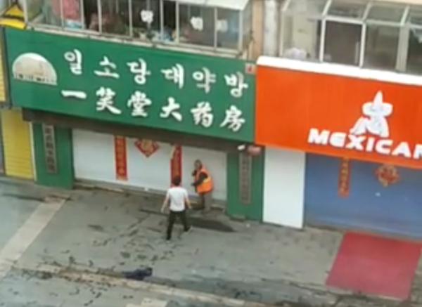 汪清县步行街一名男青年殴打一名环卫工老人的视频截图。