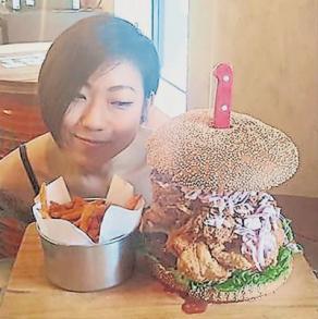 28岁华裔空姐变大胃王 43分钟吞3.2公斤汉堡