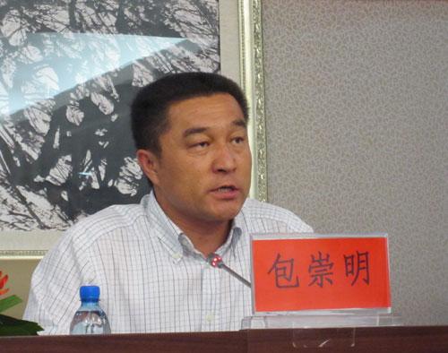 包崇明,男,蒙古族,1965年2月出生,籍贯通辽市,1985年7月加入中国共产党,1986年7月参加工作,中央党校经济管理专业毕业,大学文化。