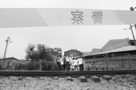 8月23日，沪昆下行线田心至十里冲区间发生一铁路交通事故，致2人死亡，事发现场已拉起警戒线。图/记者陈正