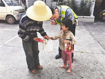 交警张晋彬将小女孩送回家。